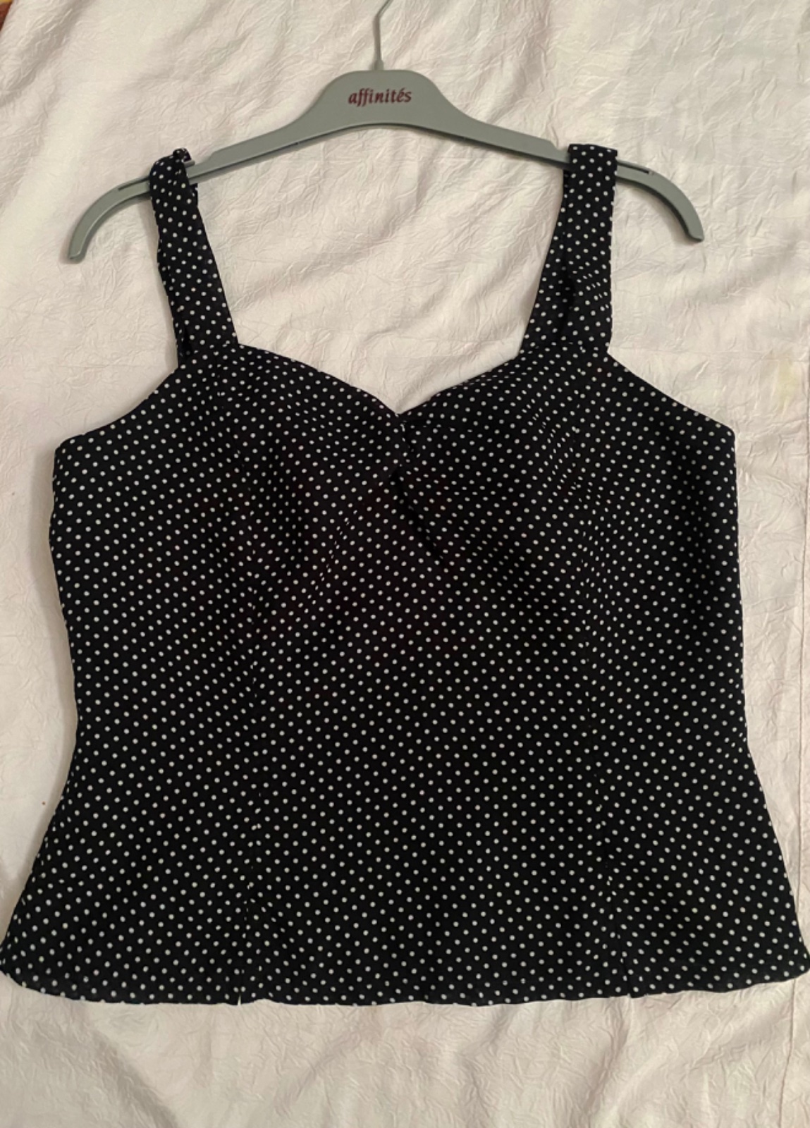 Élégant haut polka dots avec bretelles larges et coupe légèrement cintrée taille M