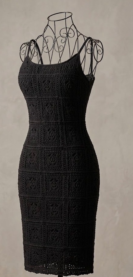 Robe noire en crochet de taille S et 91 cm de longueur. Cette coupe ajustée met en valeur votre silhouette