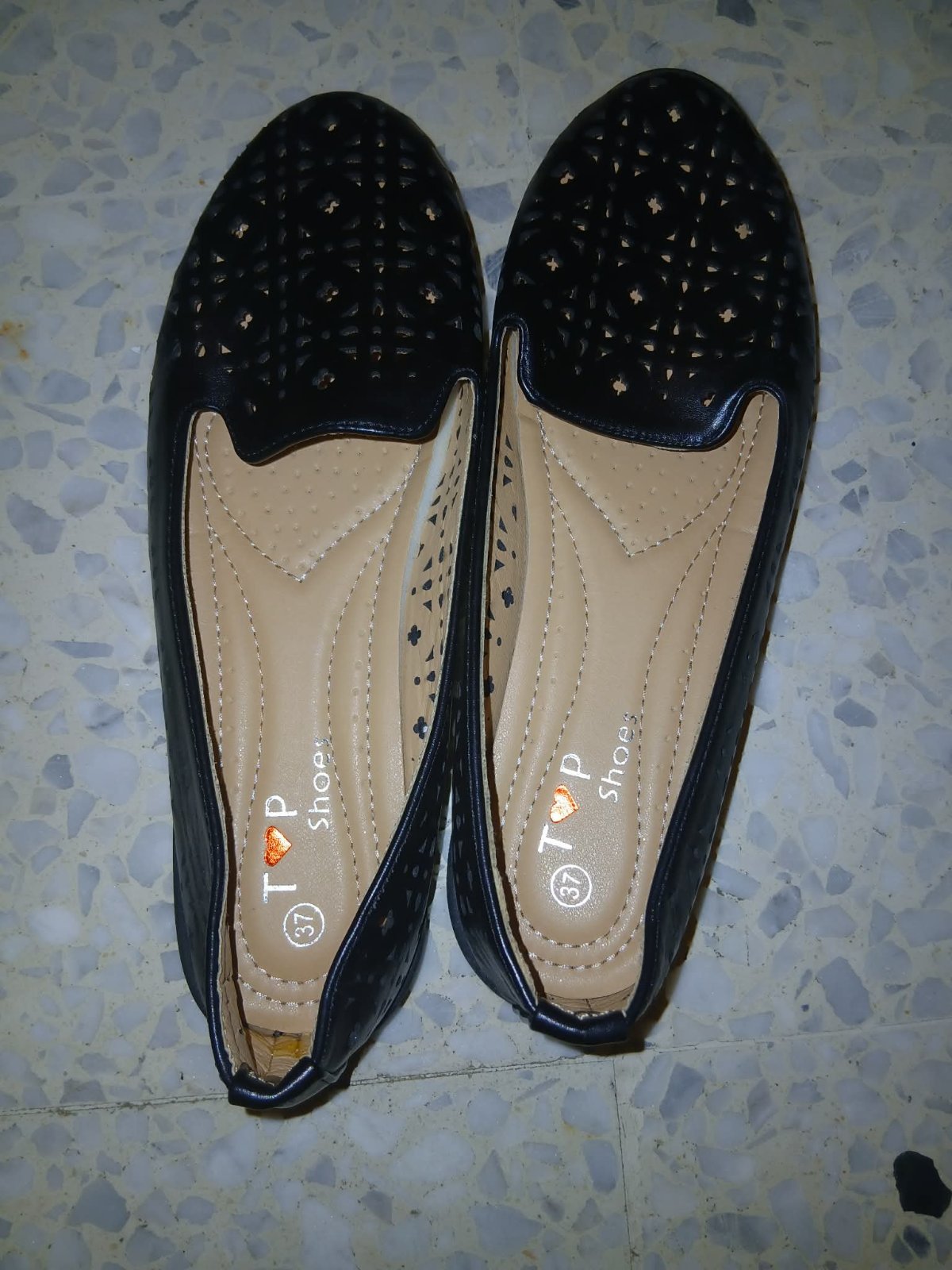 Chaussures plates / Ballerines noires perforées respirantes 