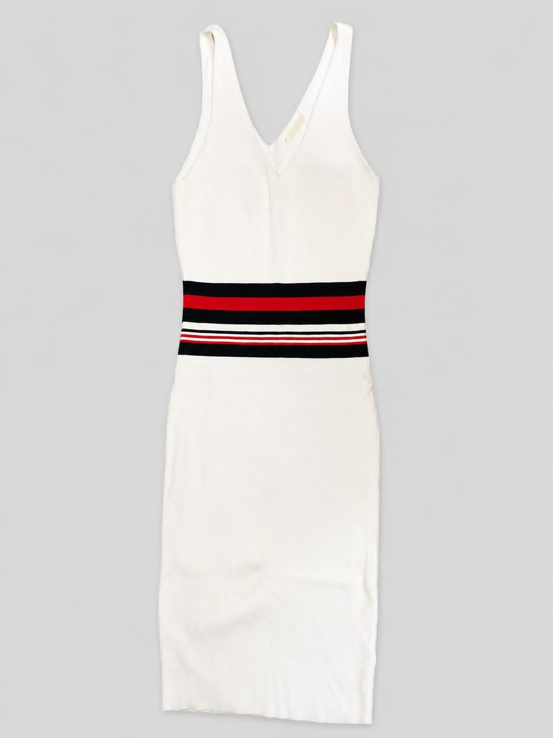 Une robe blanche avec des bandes rouges et noires.