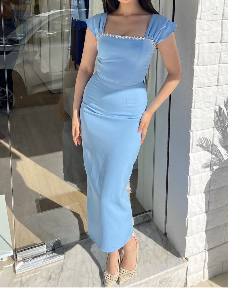 Robe bleu neuf avec etiquette tres belle 