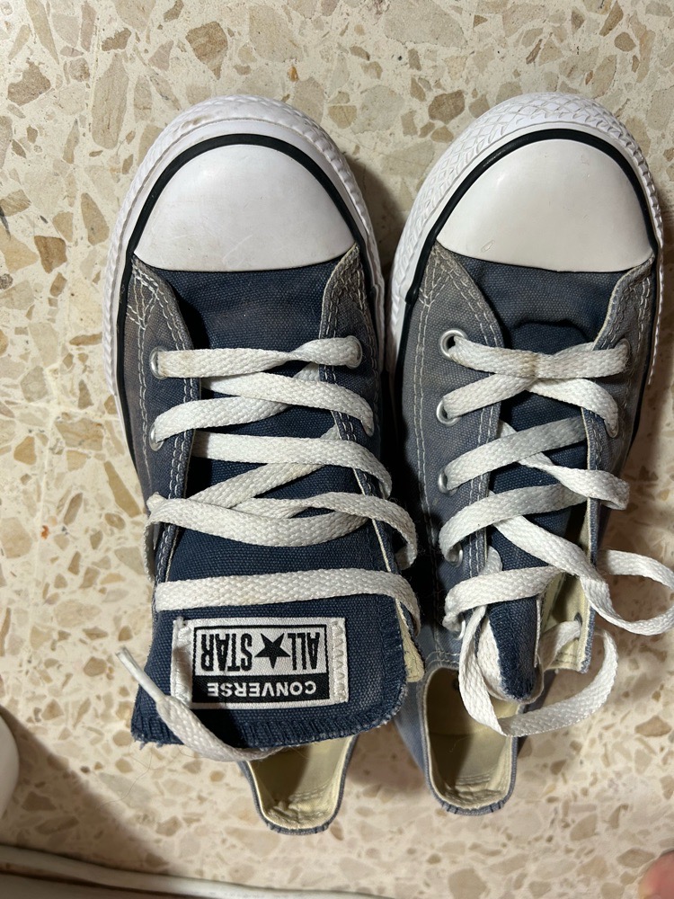 Converses bleus