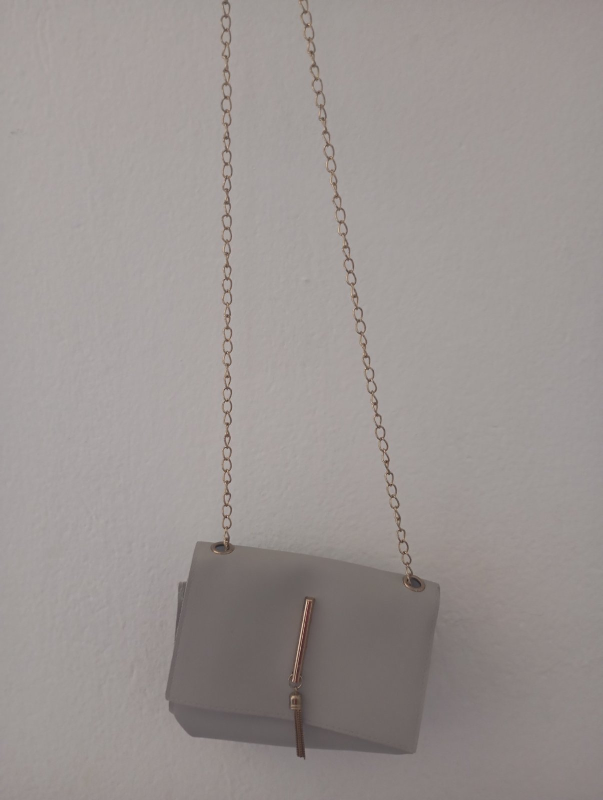 Sac à bandoulière gris clair avec chaîne dorée