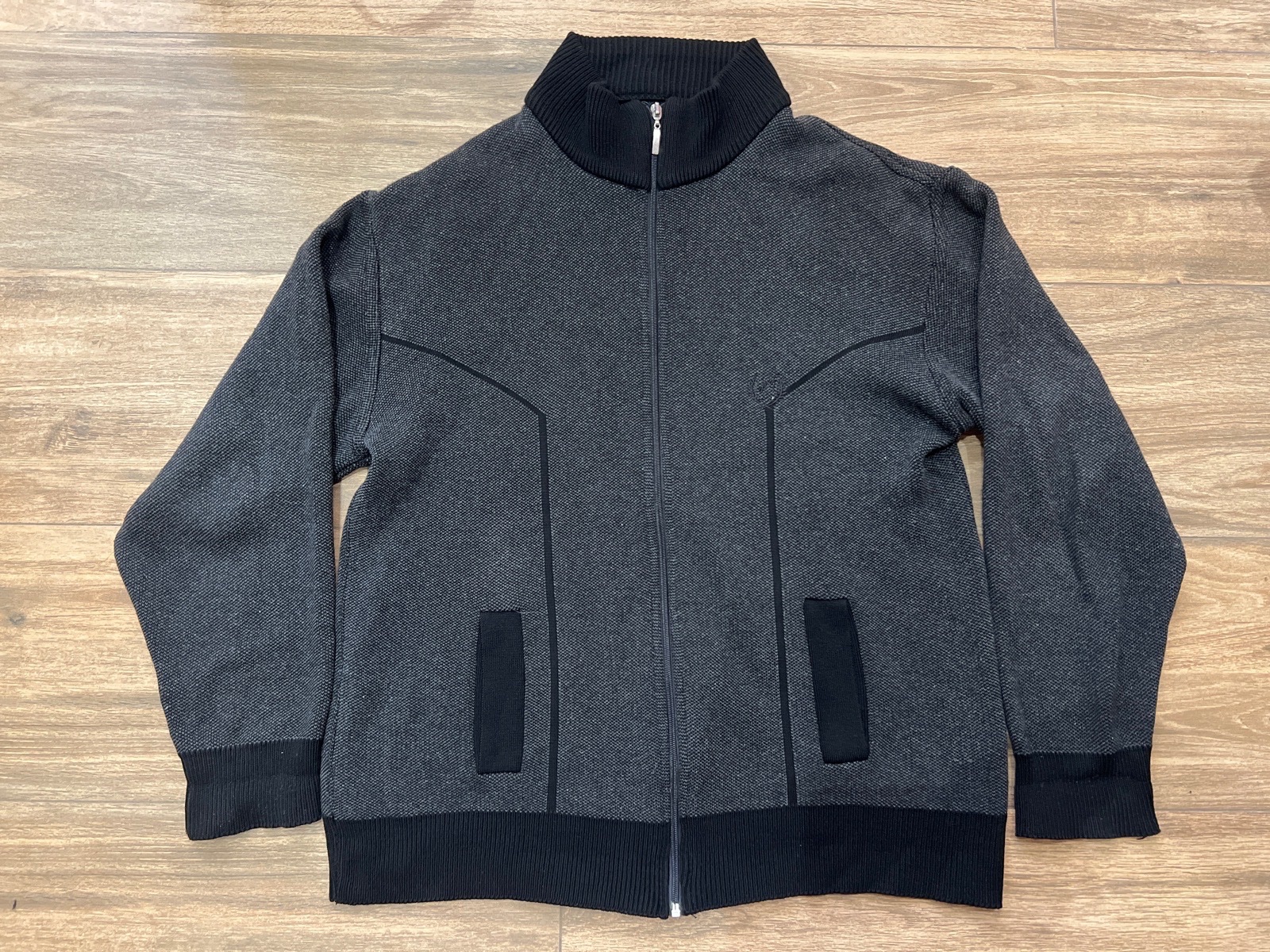 Veste / Gilet zippé en maille épaisse gris foncé et noir