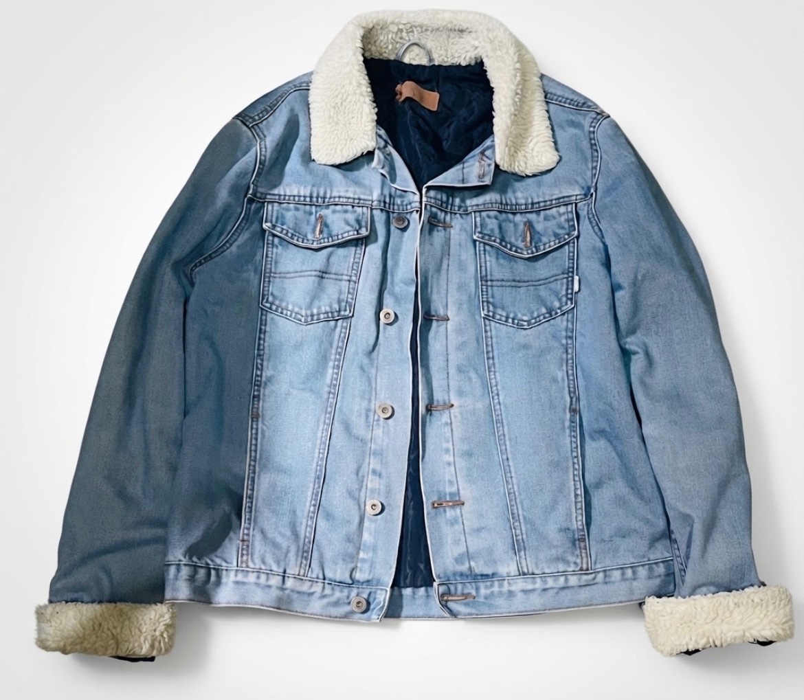Veste jean avec un col et des poignets fourrure