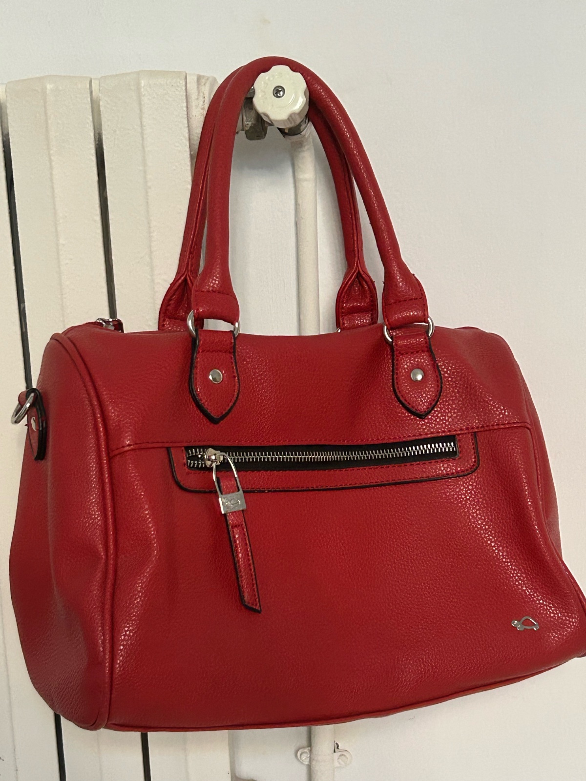 Sac rouge avec bandoliere 