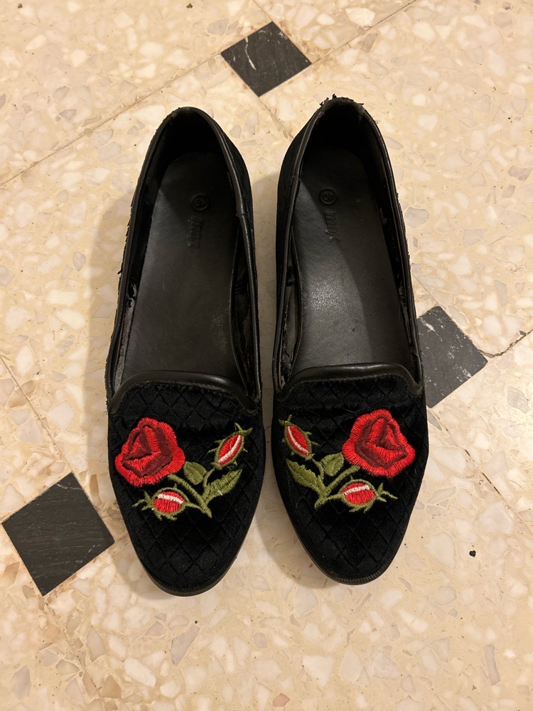 Mocassins noirs brodés très féminin 🌹🌹🌹