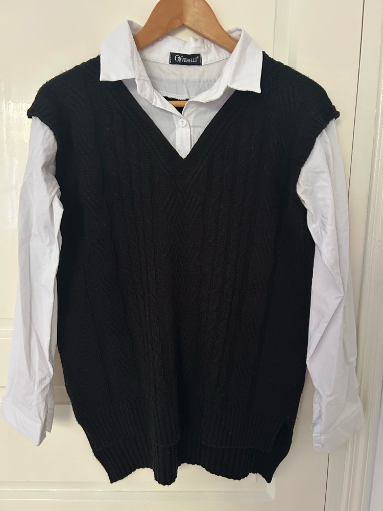 Pull débardeur intégré à la blouse blanche ( une seule piece ensemble )