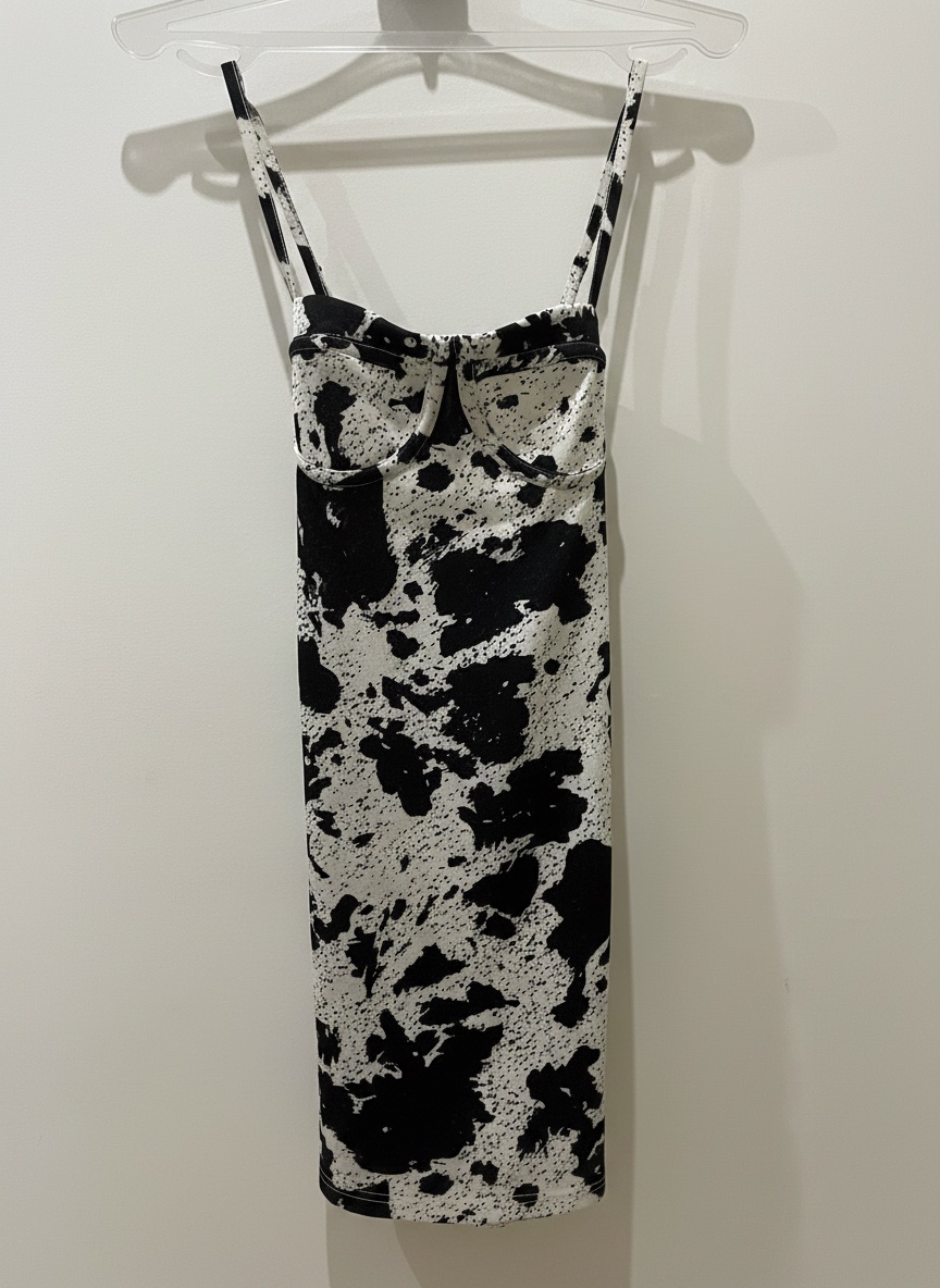Robe courte droite avec une petite fente 