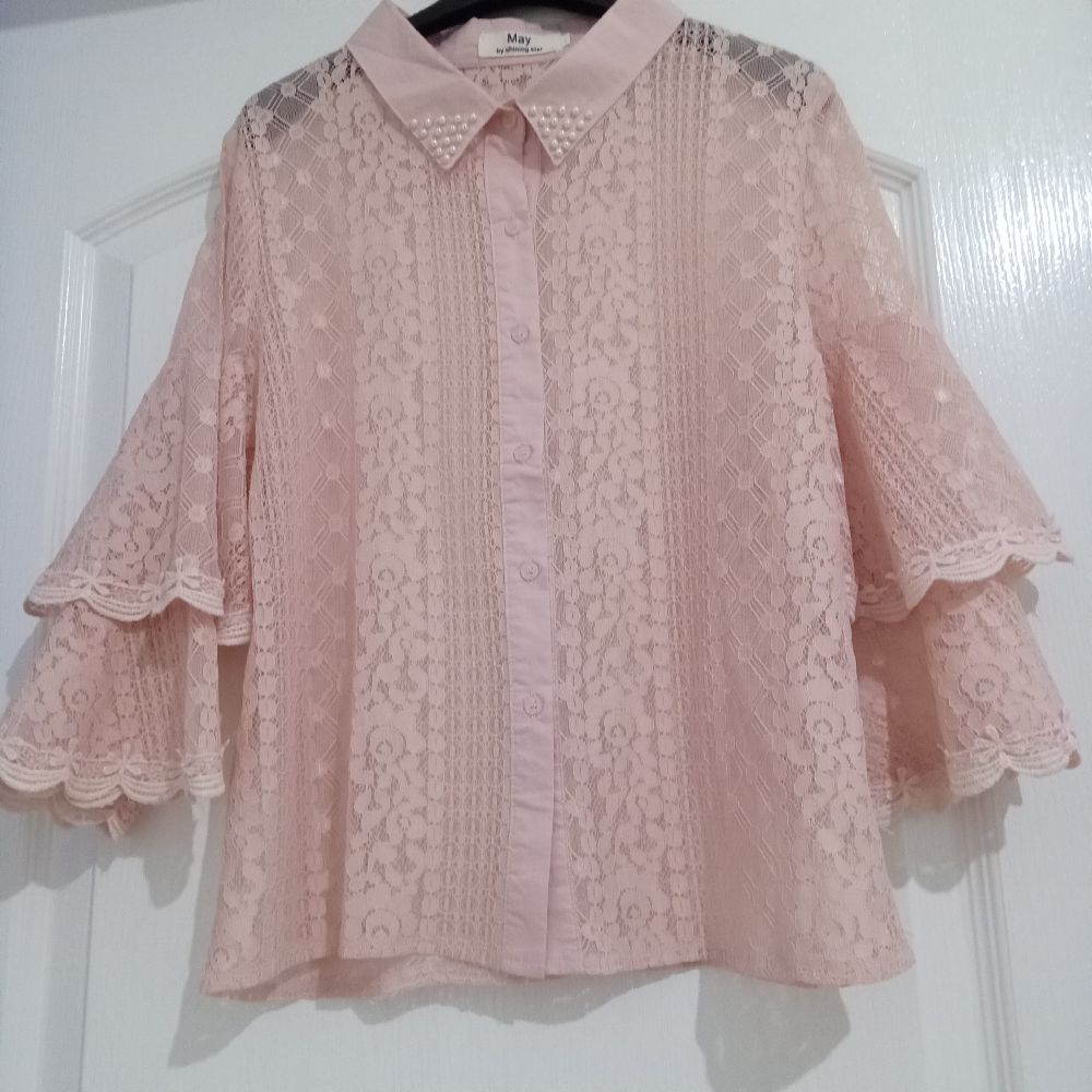 Très belle chemise dentelle àbas prix 