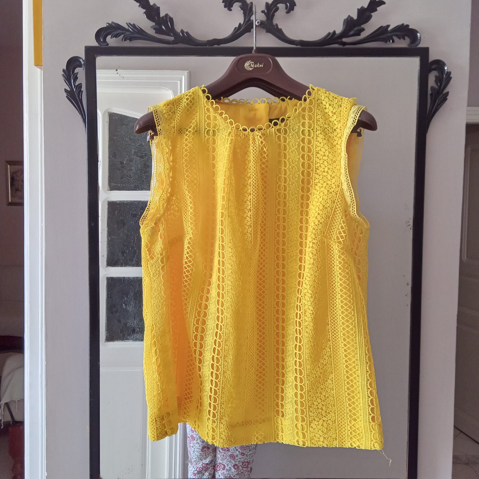 Très belle chemise  en dentelle très tendance 