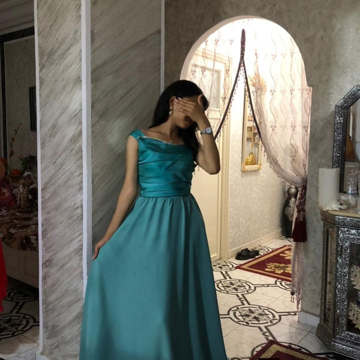 Robe vert d'eau Satinée – Élégance Royale