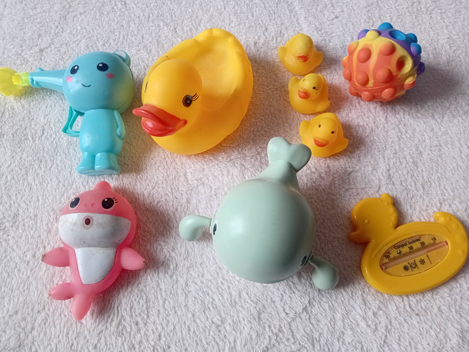 Lot jouets de bains avec un thermomètre à bains canpol
