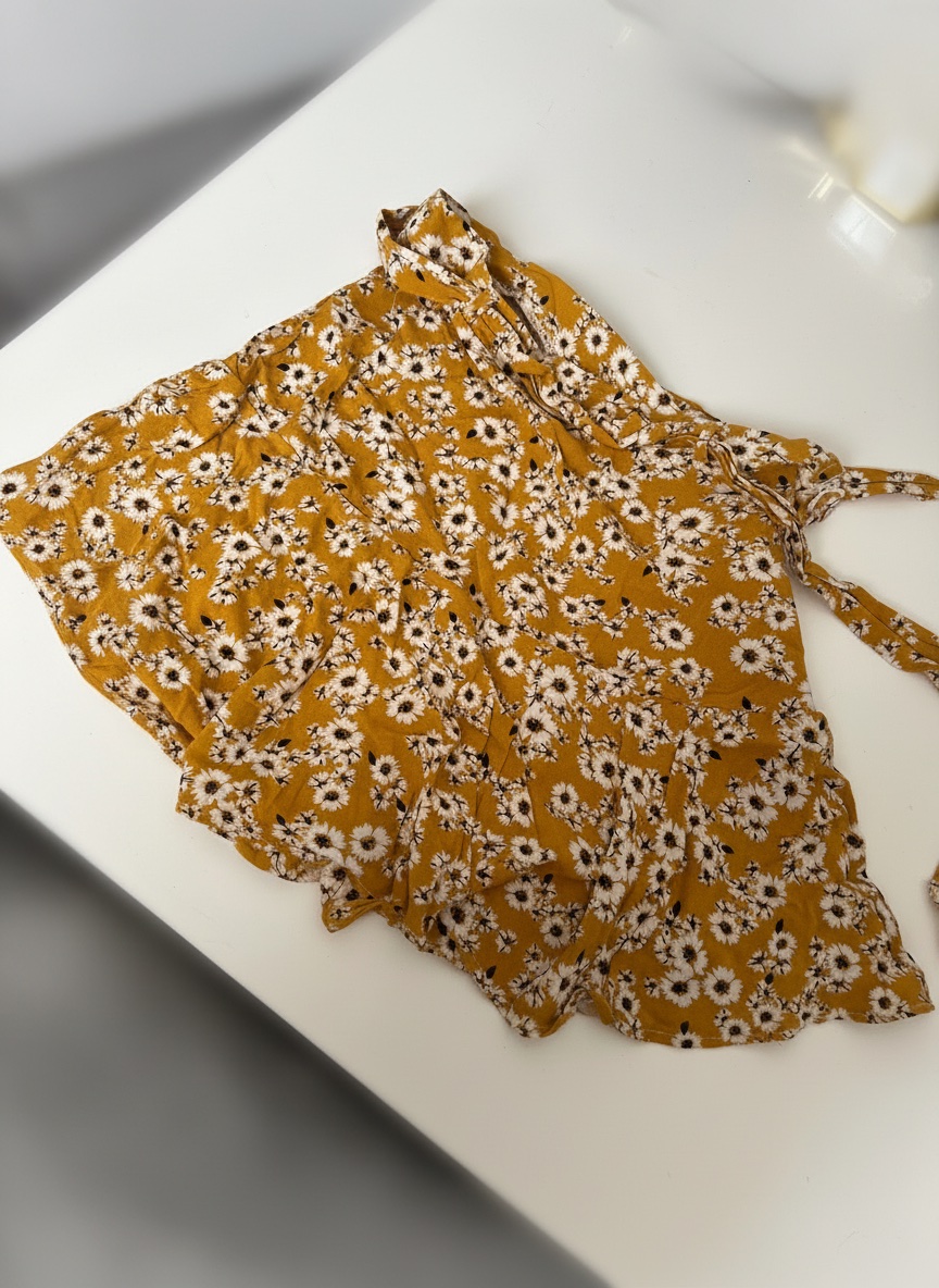Jupe short fleurie en jaune 