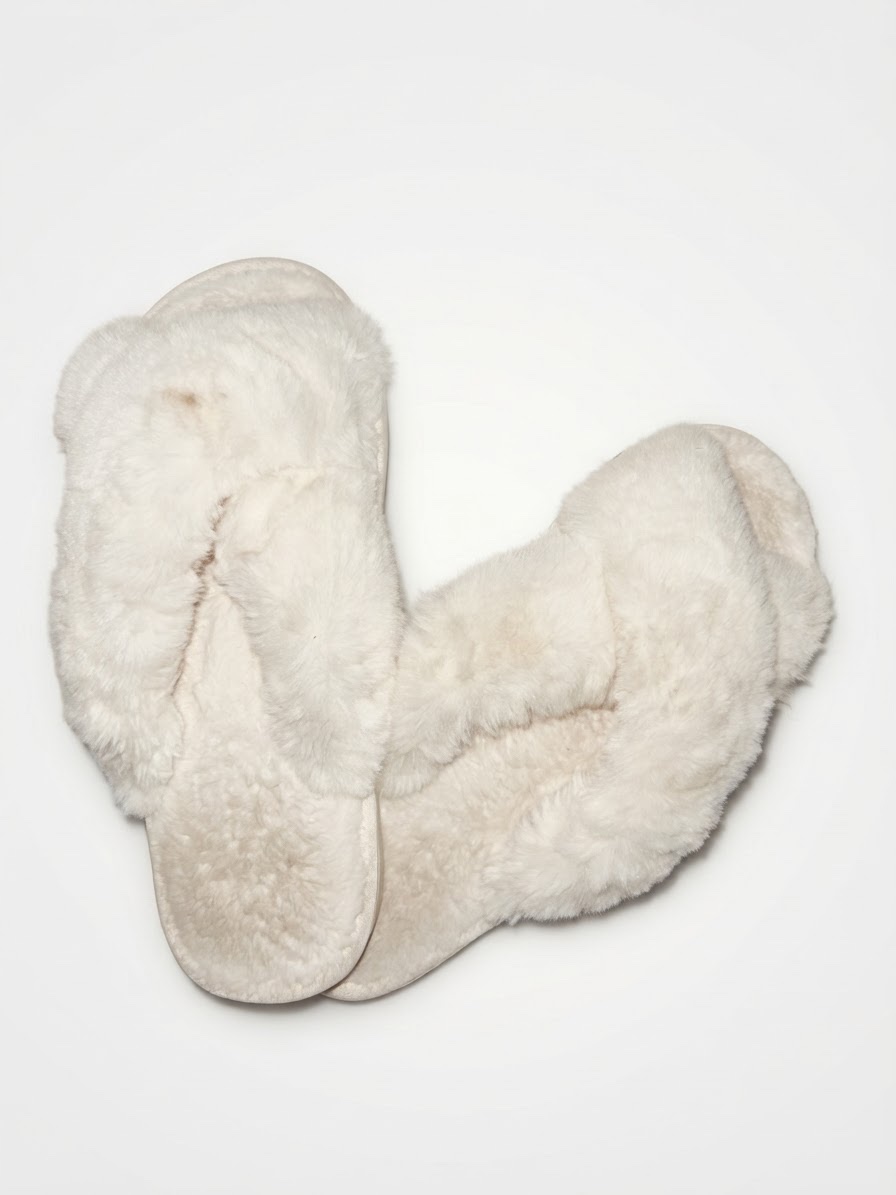 Chaussons moelleux croisés couleur blanc cassé très doux et confortables