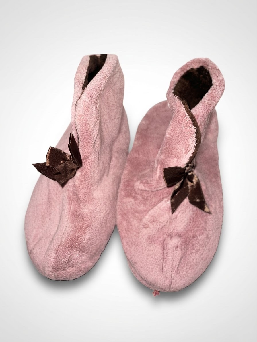 Bottines chaussons d'intérieur couleur rose poudré avec petit nœud marron sur le côté