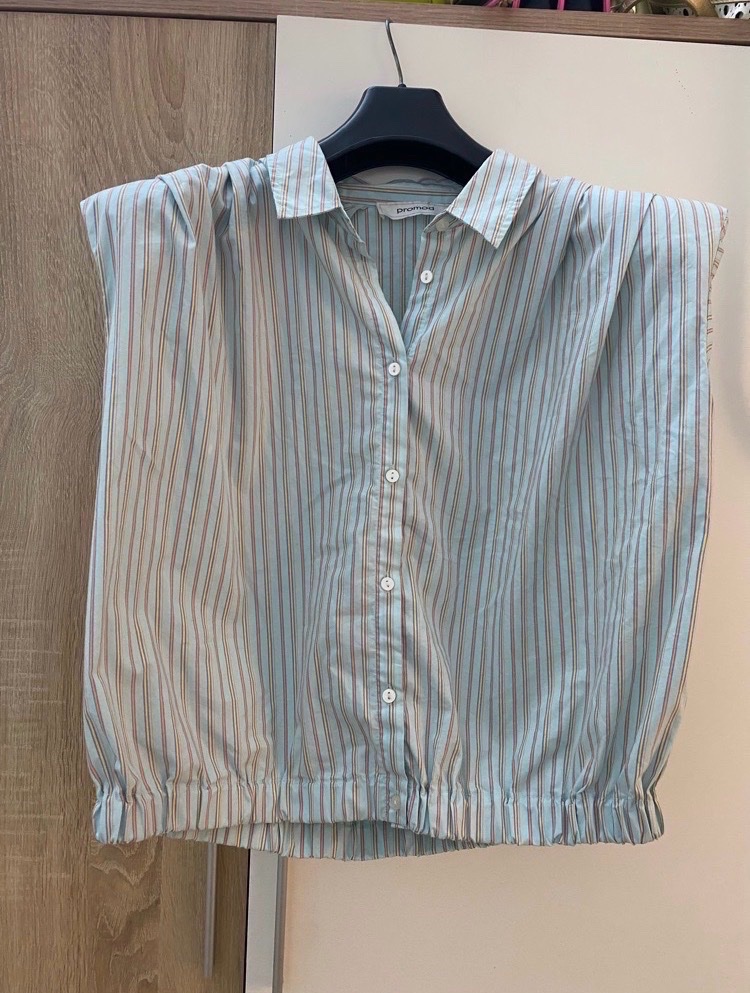 Chemise sans manche avec epaule trop belle 