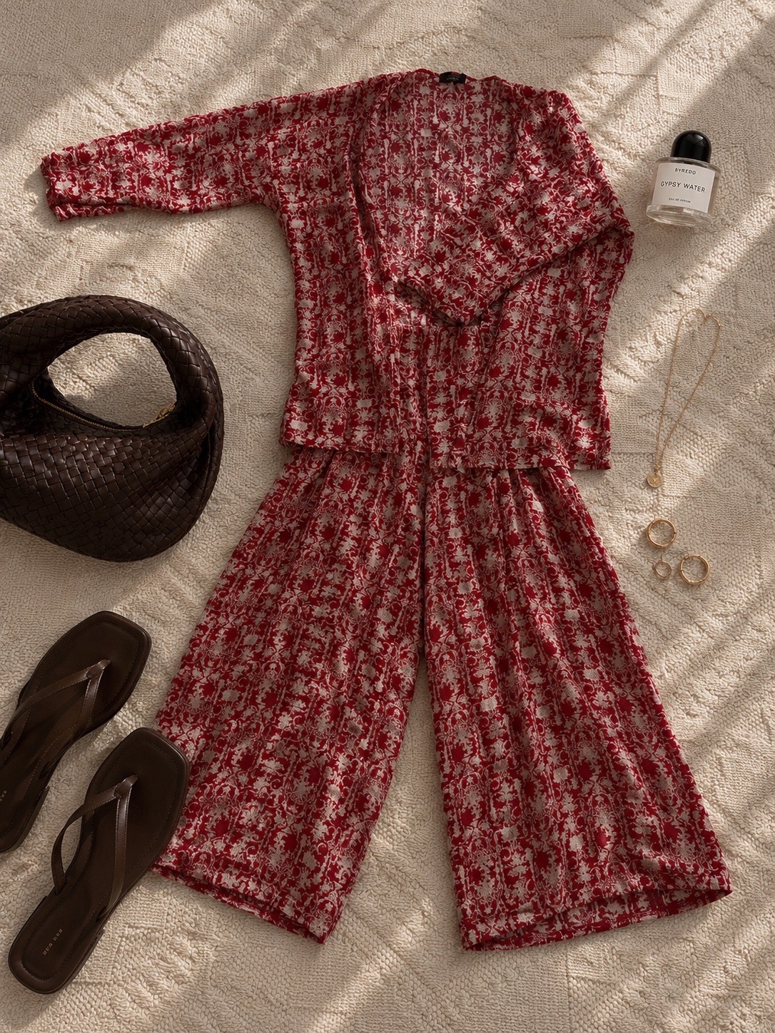 Ensemble rouge et beige femme voilée