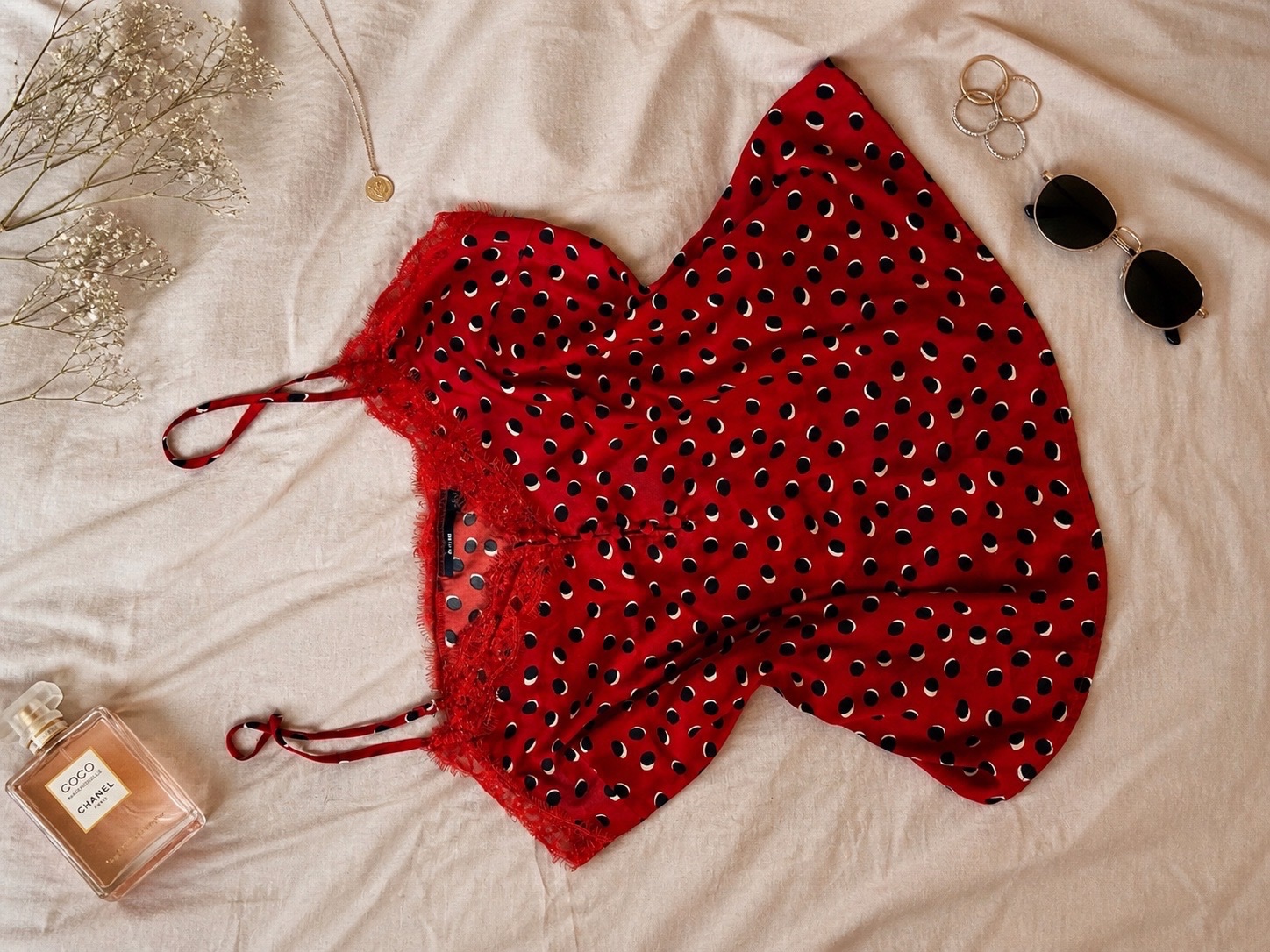 Top satiné rouge à pois avec dentelle ❤️