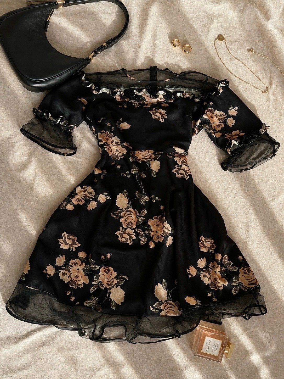Robe noire fleurie mi-longue