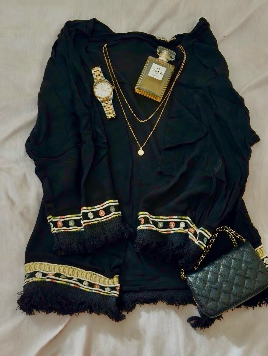 Gilet d’été noir à motifs beige, orangé et vert