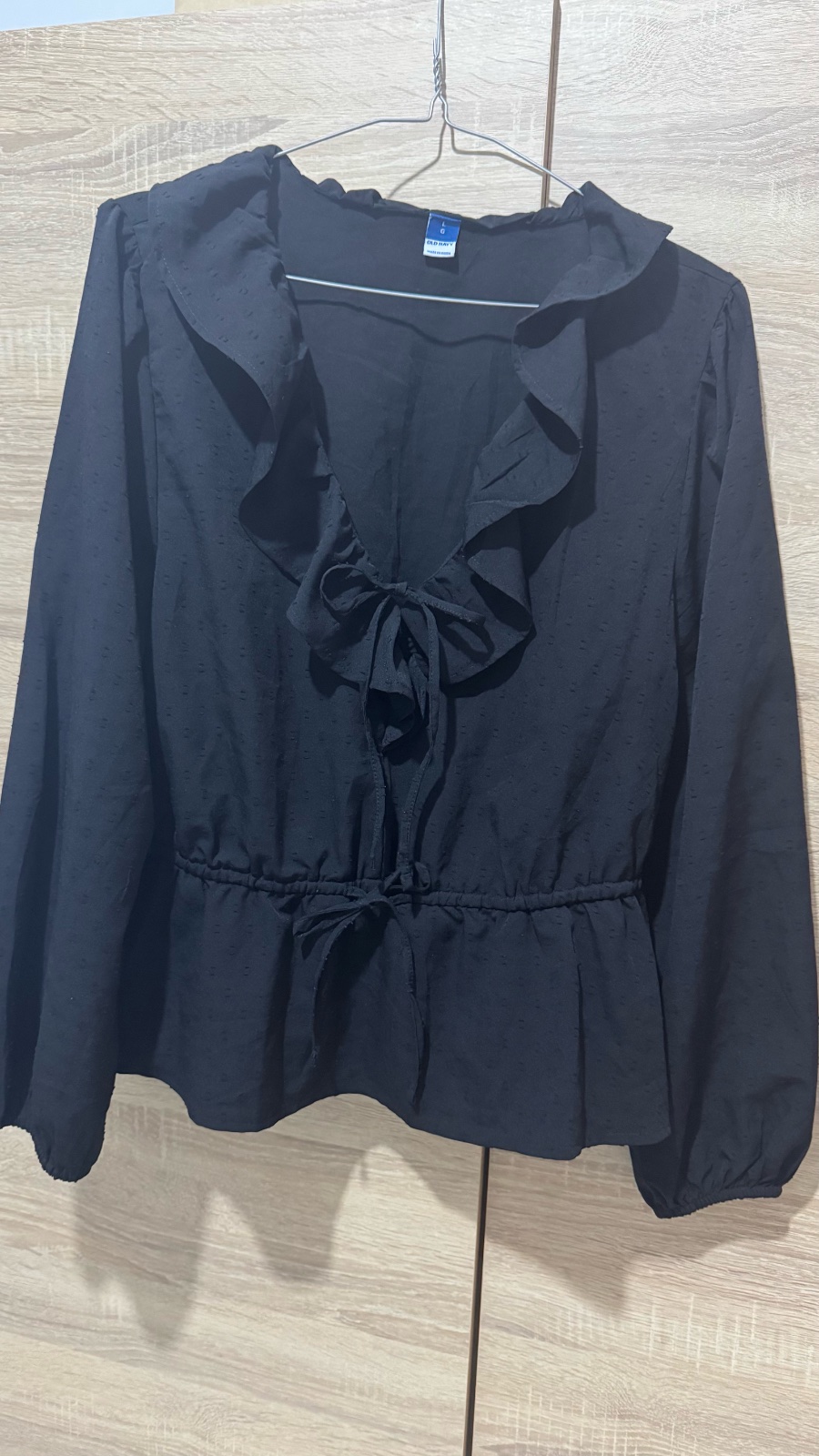 Chemise noire avec noeuds