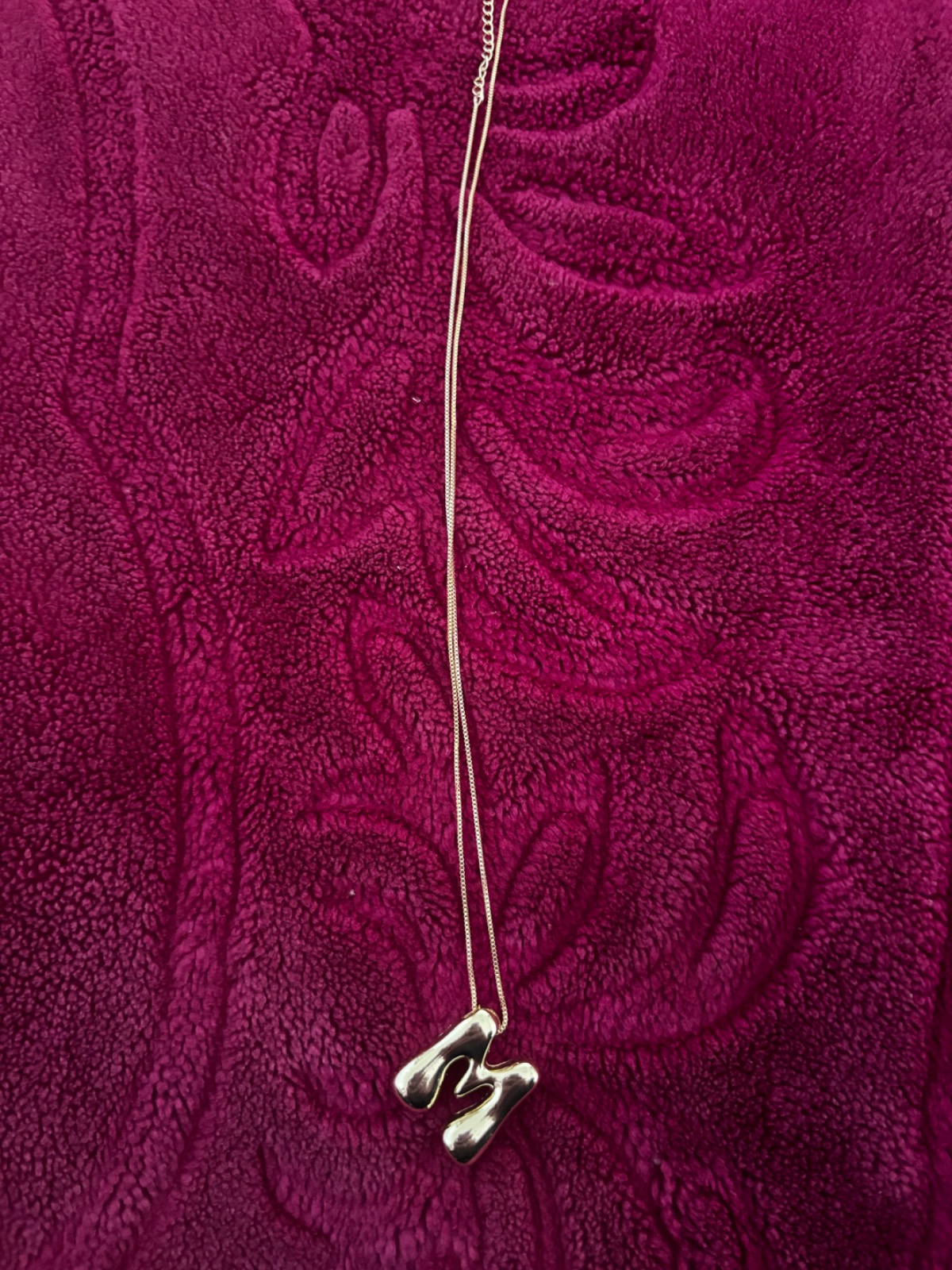 Collier lettre M doré, long, style jeune, neuf, jamais utilisé.