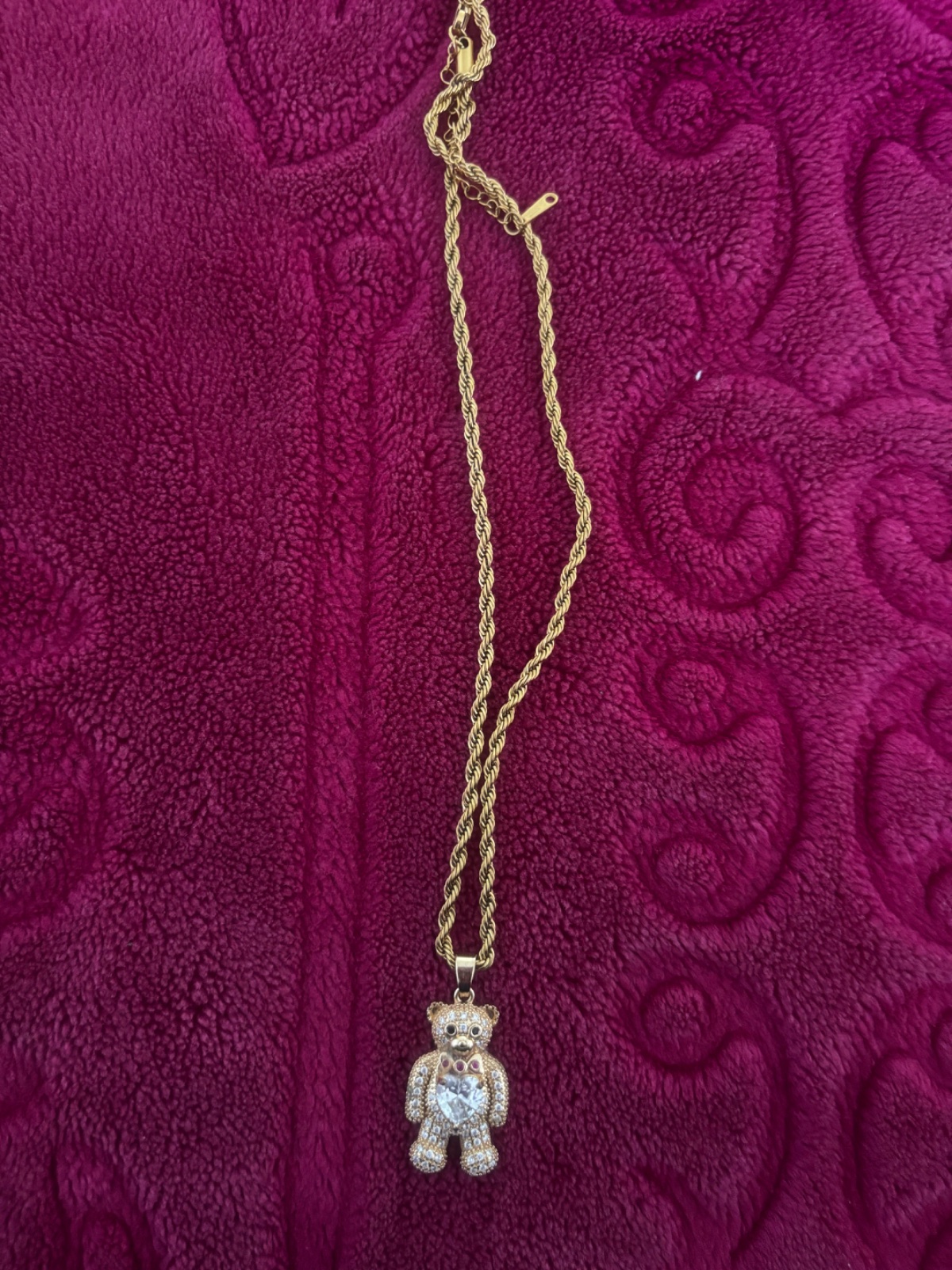 Collier en dorée en forme d’ours, neuf, jamais utilisé, beau et long