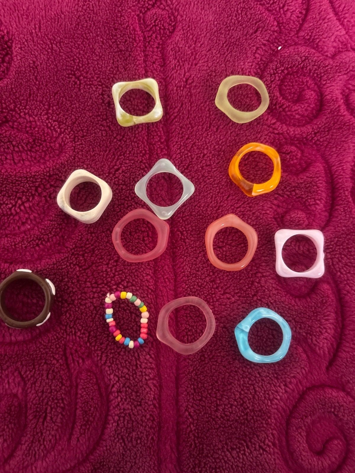 Bagues colorées, jamais utilisées, style jeune.