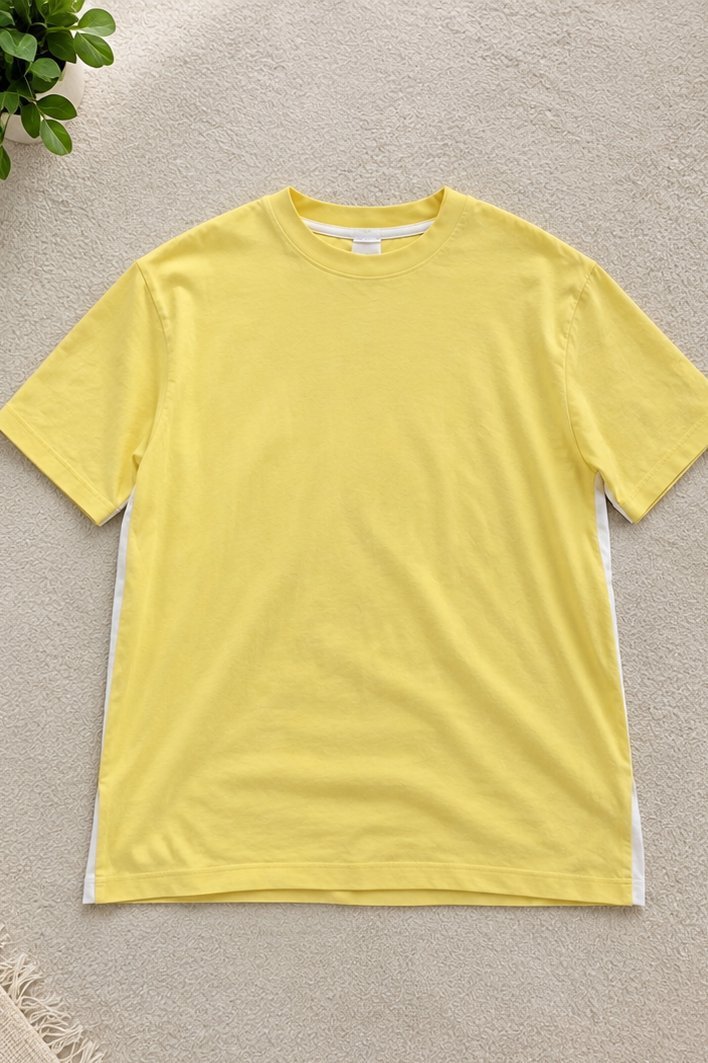 T-shirt bicolore jaune et blanc, avec imprimé graphique au dos. Style décontracté, original et tendance.