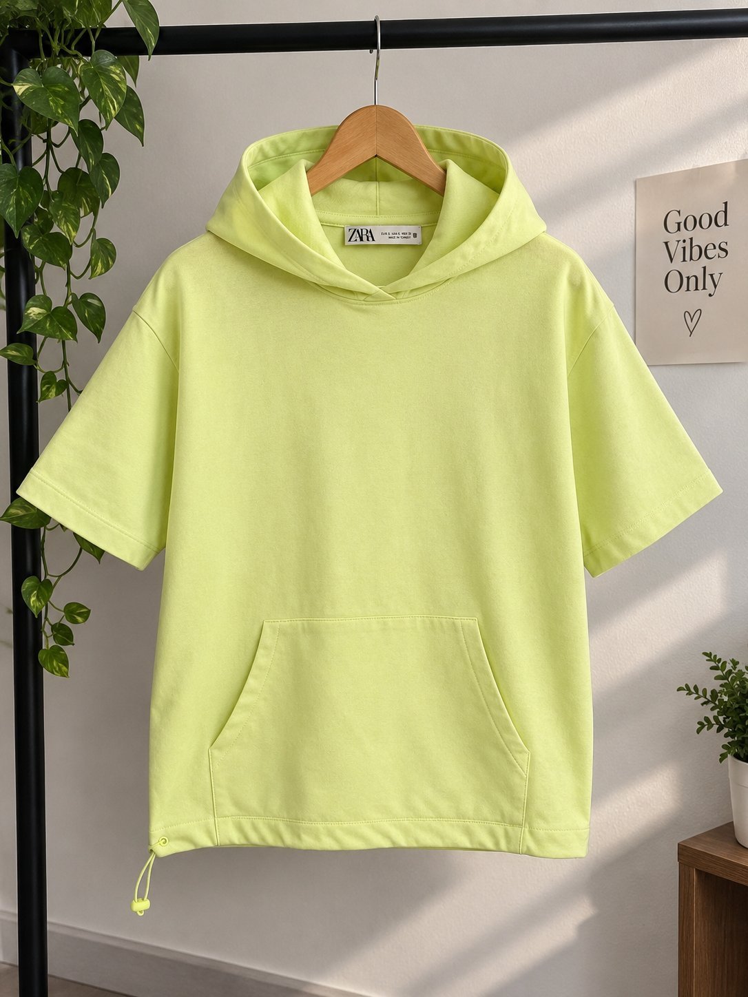 Hoodie ZARA vert citron 🍋 – Taille S, manches courtes, coupe décontractée avec poche kangourou. Très bon état.