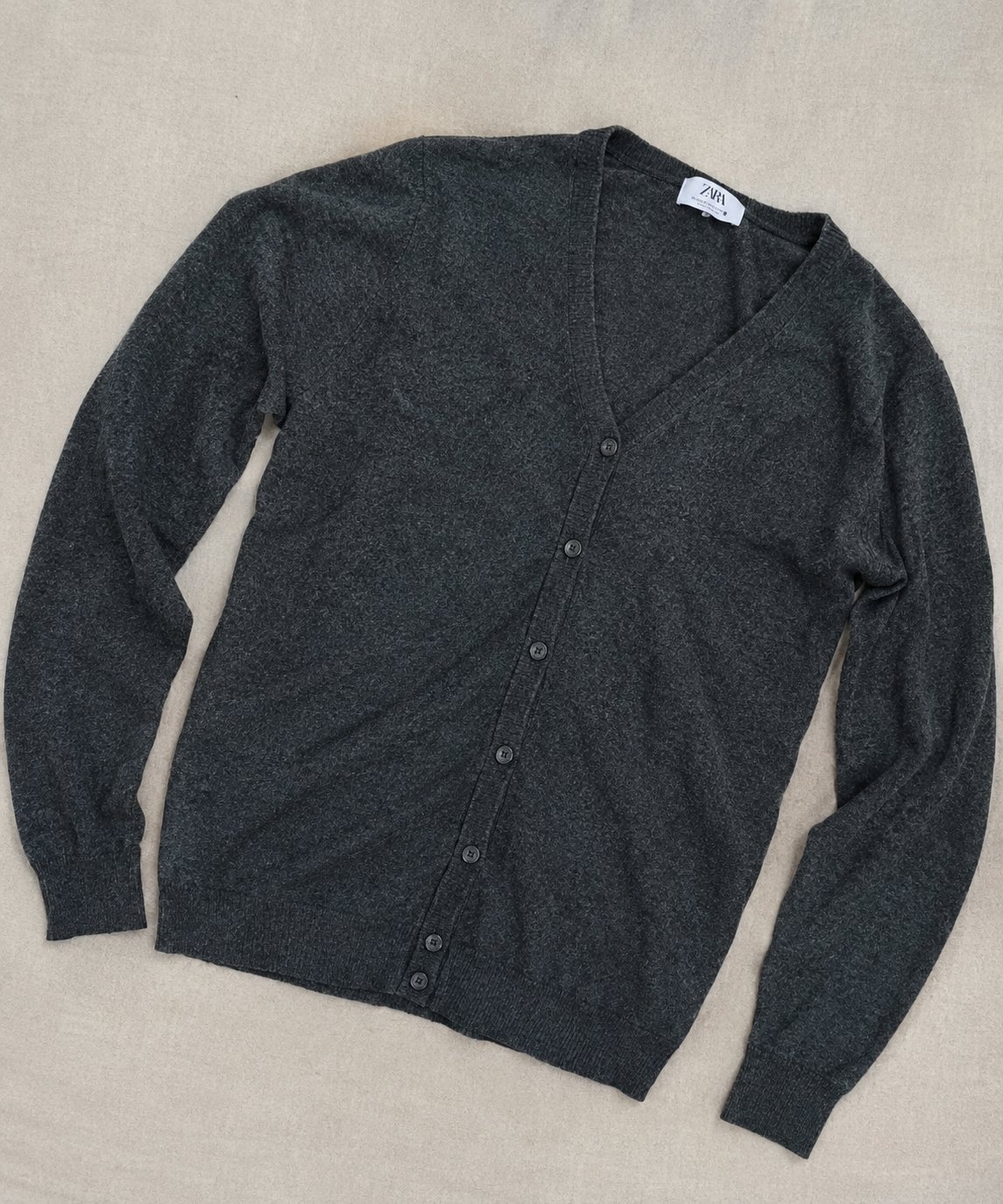 Gilet Zara gris foncé, élégant et facile à assortir. Coupe classique, fermeture à boutons. Idéal pour un look casual.