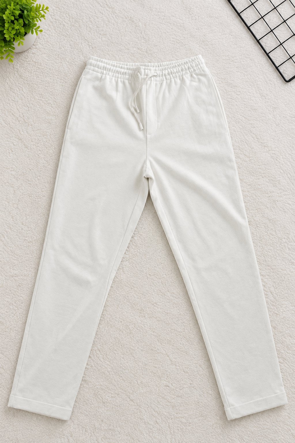 Pantalon Pull&Bear 🤍 — taille S, coupe cargo, poches latérales et cordon à la taille.