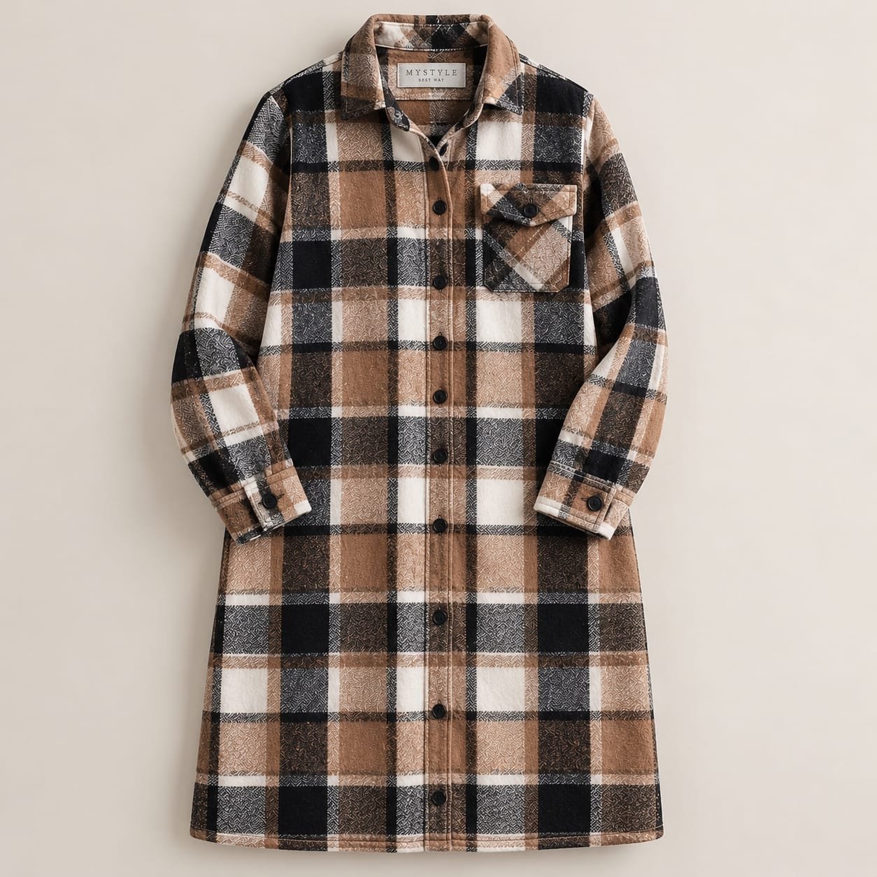 Chemise longue à carreaux beige, marron, noir et blanc, fermeture boutonnée, avec poche poitrine.