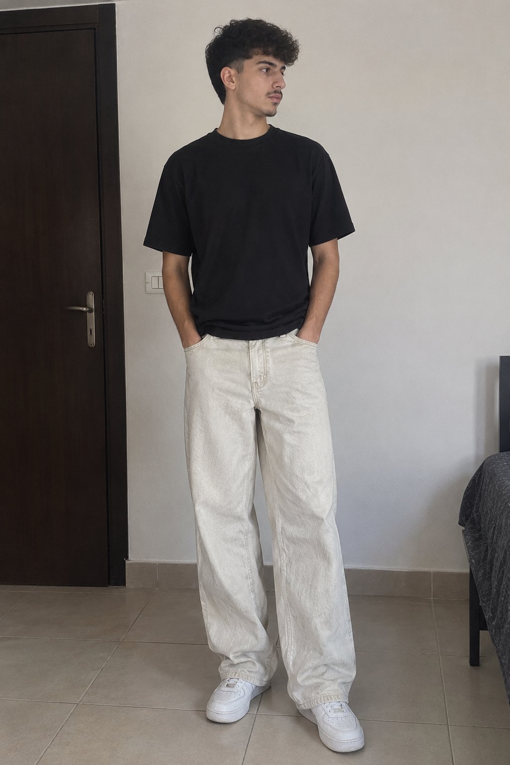 Jean Bershka blanc, coupe loose et confortable. Très bon état, facile à porter avec différents styles. Taille 38.