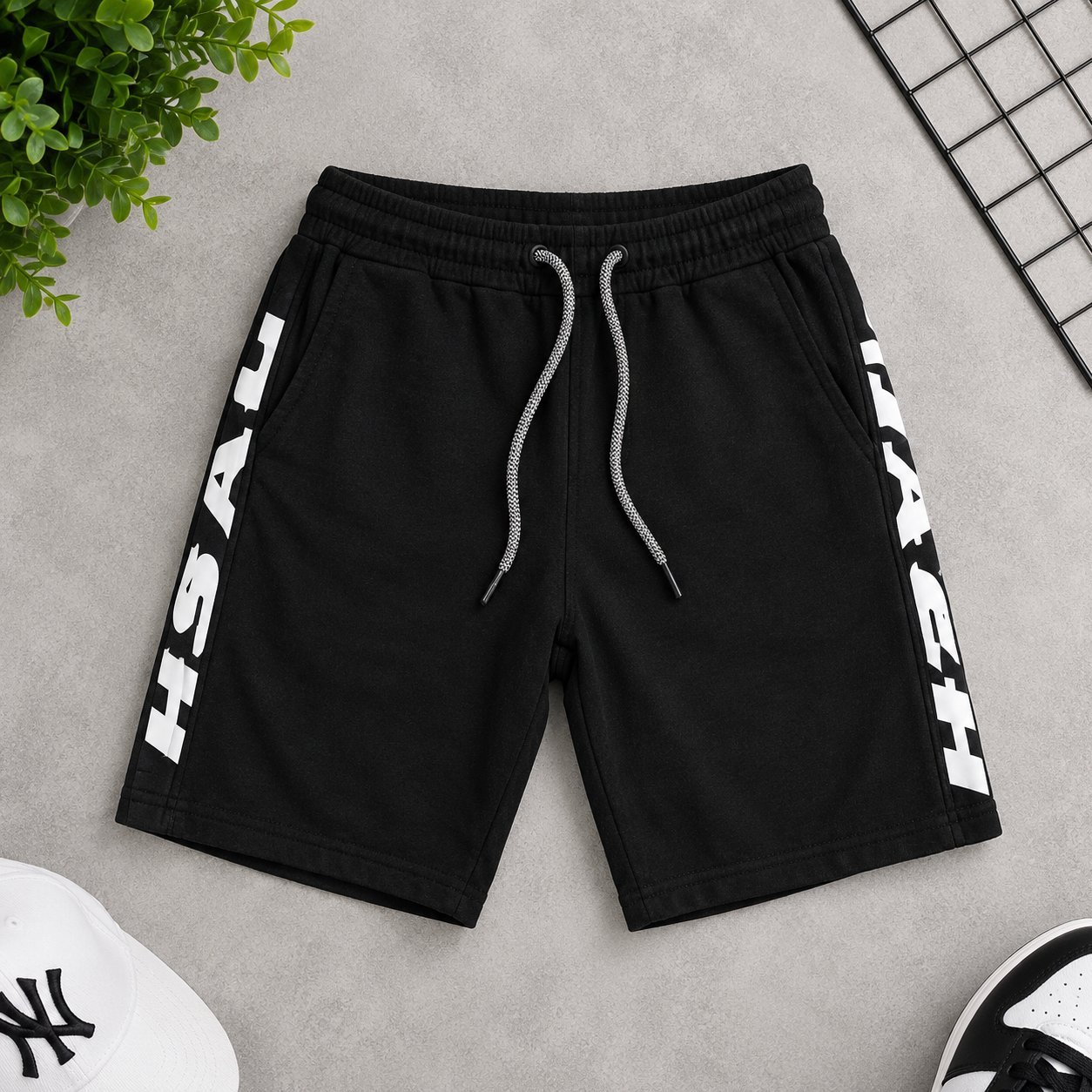Short Bershka noir, taille XS (EUR), style élégant et facile à porter.