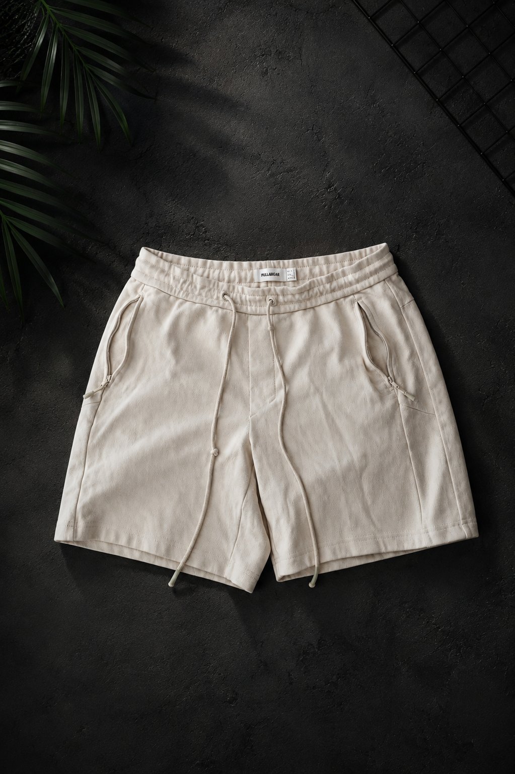 Short Pull&Bear – Beige – Taille L Coupe confortable, taille élastique avec cordon et poches latérales zippées. Très bon état.