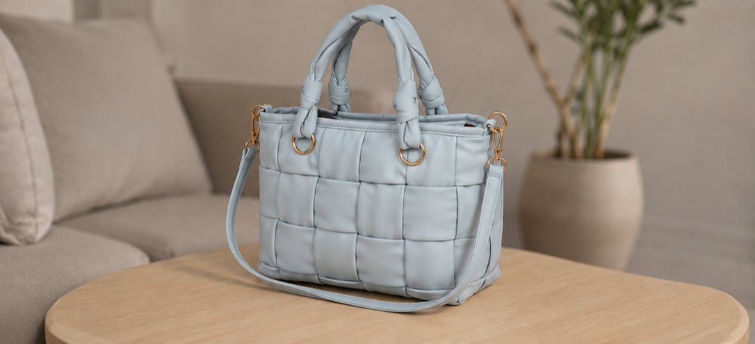🩵 Sac bleu ciel Sac à main bleu ciel matelassé, tendance et spacieux, avec bandoulière amovible.