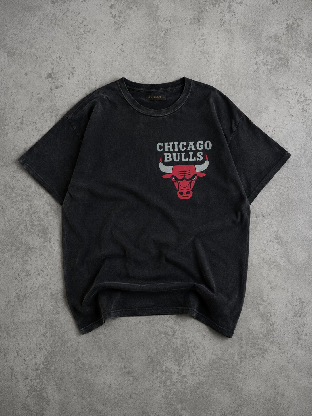 T-shirt noir Chicago Bulls T-shirt Chicago Bulls – Noir – Logo Bulls sur la poitrine, col rond et manches courtes. Bon état.