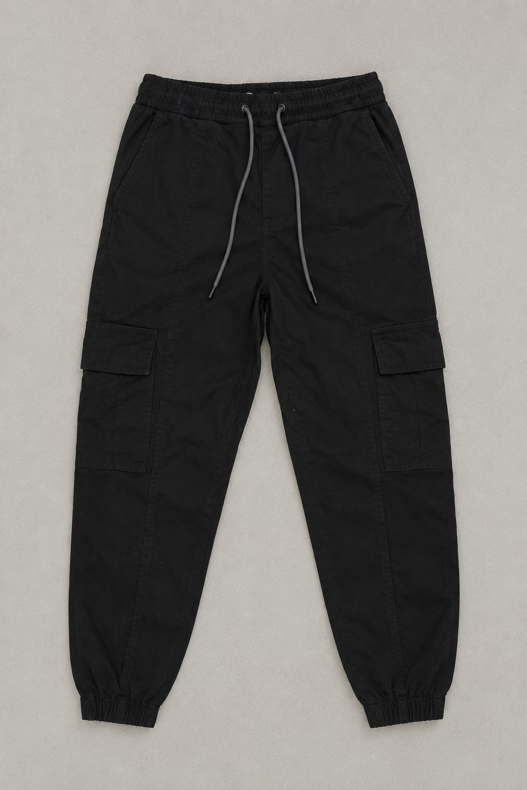 Pantalon cargo Bershka noir 🖤 – Taille 36 Très bon état, coupe cargo moderne et confortable, avec plusieurs poches.