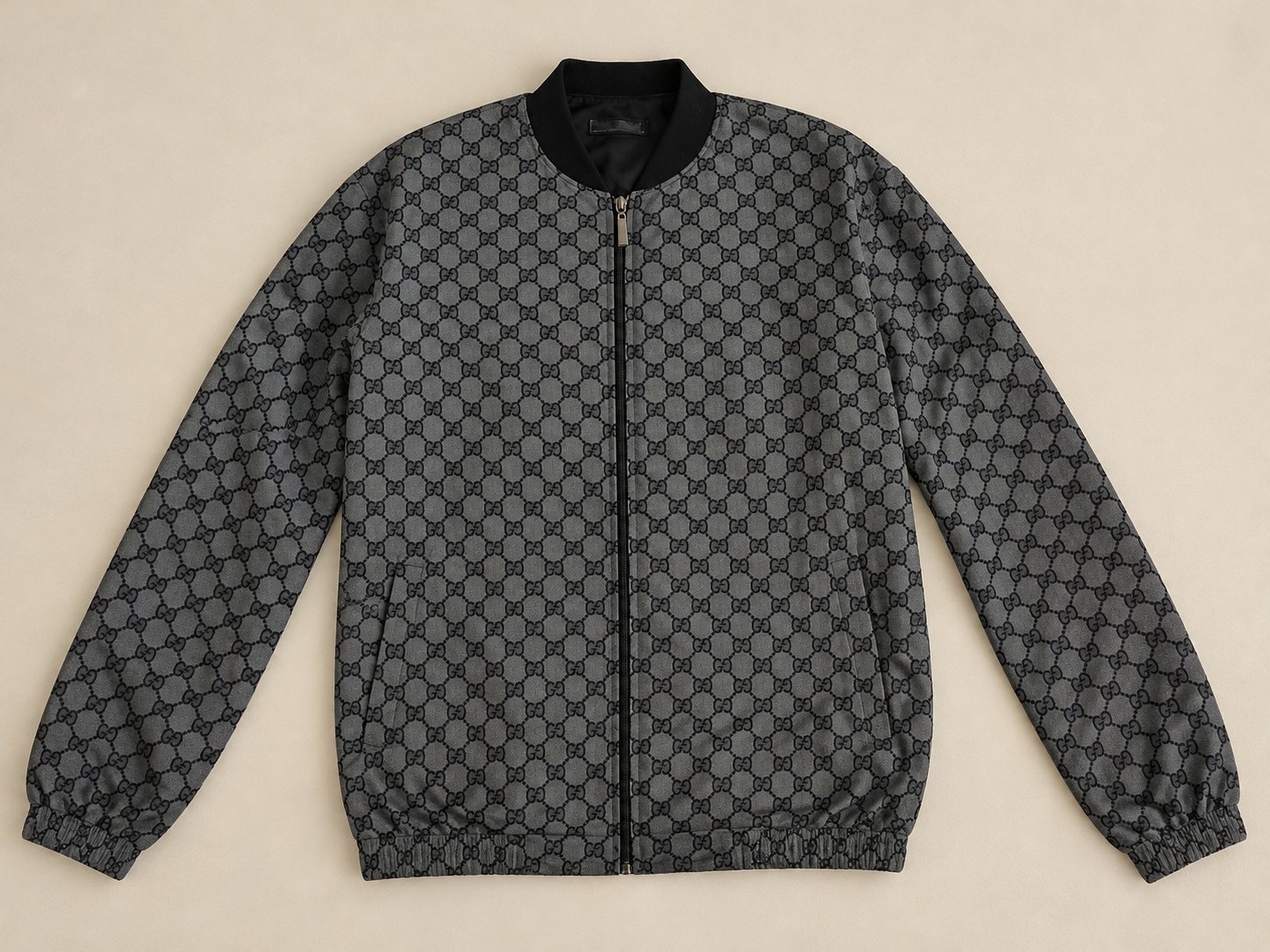 Veste bomber grise à motifs noirs, fermeture zippée et manches longues. Style moderne et élégant, facile à assortir.