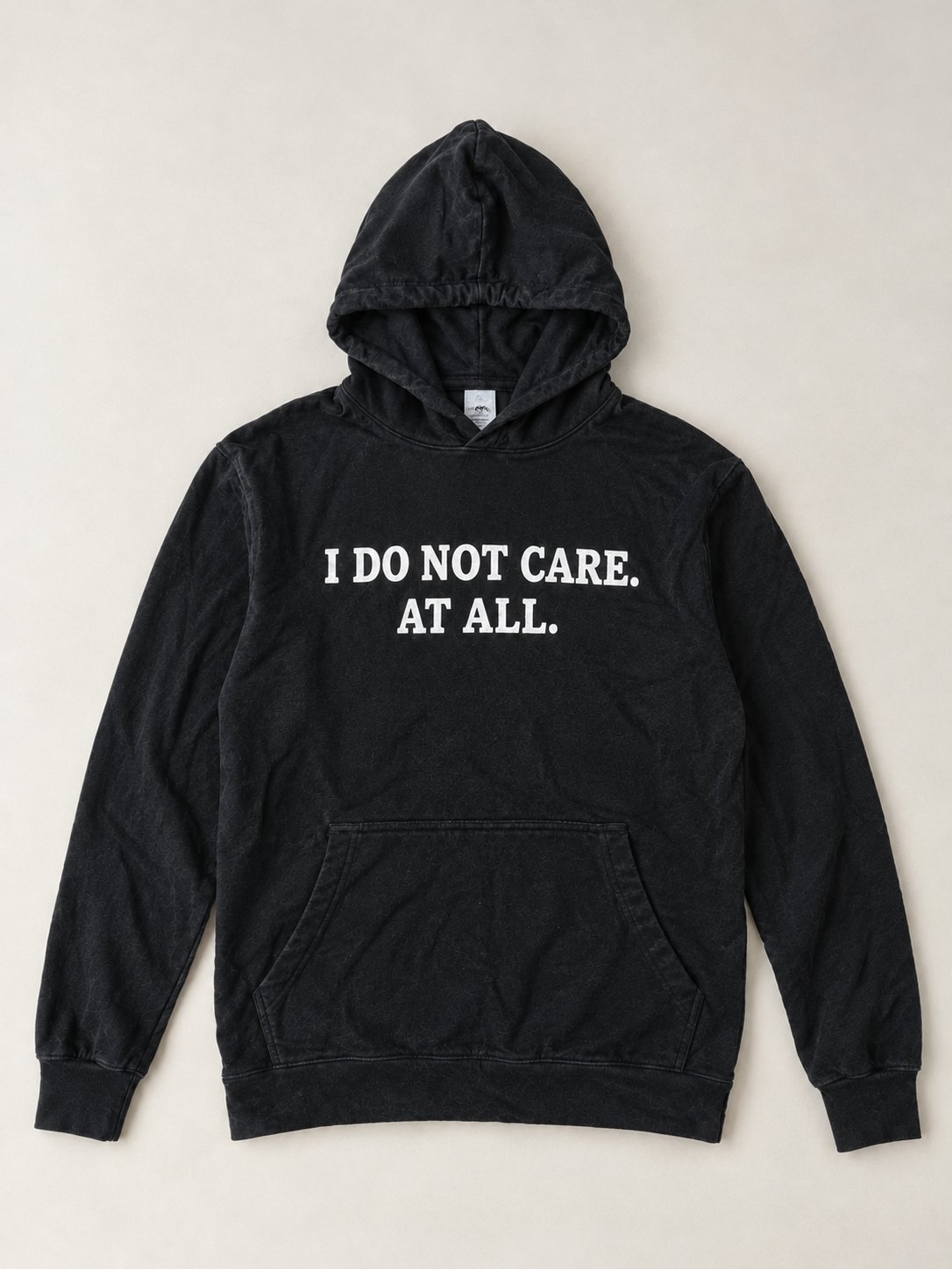 Sweat à capuche noir avec poche kangourou et inscription blanche « I DO NOT CARE. AT ALL. ».