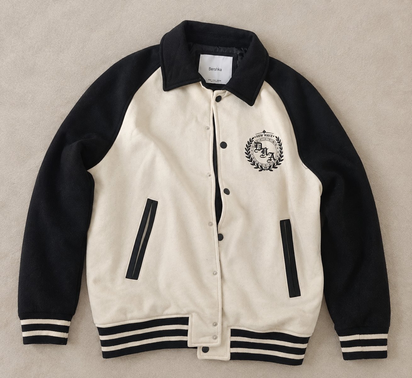 Veste Bershka originale – Noir et écru 🤍🖤 Taille S (EUR/USA) – Style varsity, boutons pression, poches latérales et logo brodé/imprimé. En bon état.