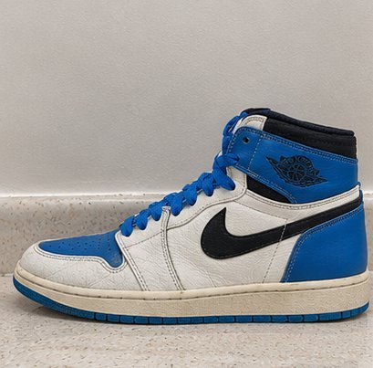 Baskets Nike Air noires, style sportif et décontracté, avec détails blancs, lacets originaux et semelle noire.