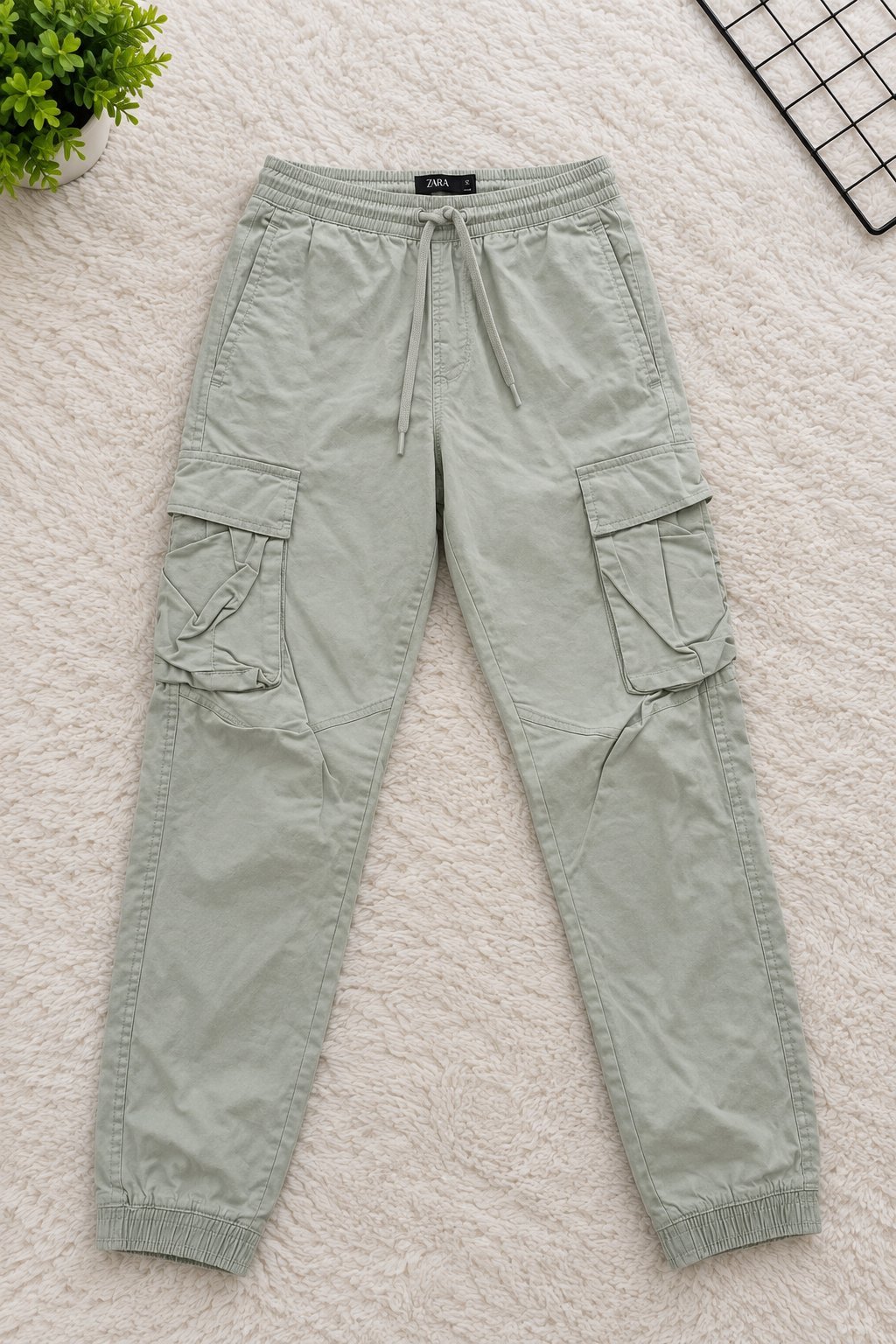 Pantalon Pull&Bear 🤍 — taille S, coupe cargo, cordon à la taille et poches latérales.
