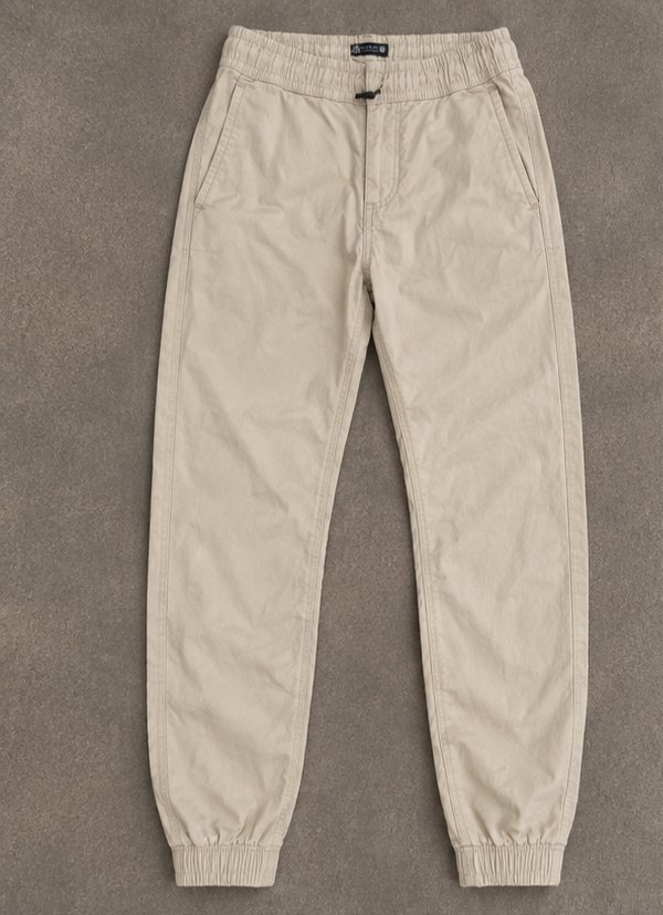 Pantalon jogger ZARA beige 🤎 Coupe décontractée, taille et chevilles élastiquées, poches pratiques et tissu léger. Un modèle simple et facile à porter au quotidien.