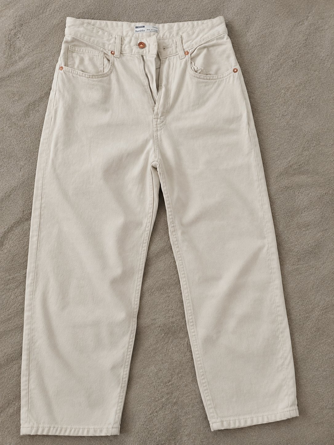 Jean Bershka original – Écru – Coupe loose – Taille 38 (EUR) – Très bon état.