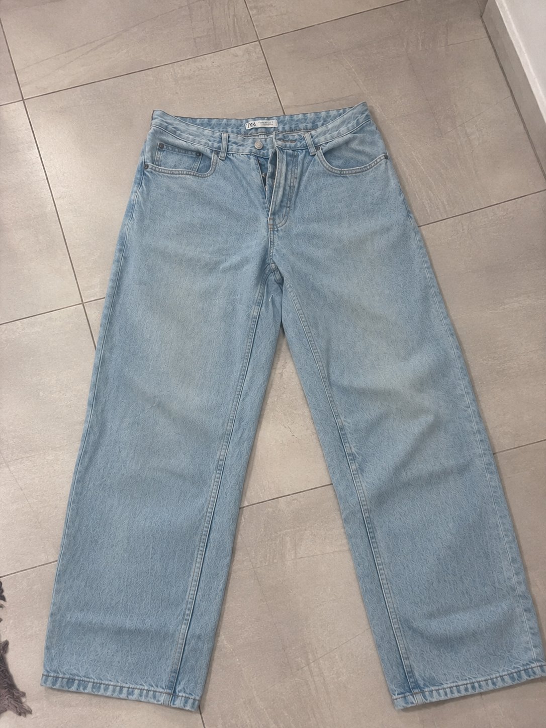 Jean ZARA bleu clair, coupe droite, effet délavé. Taille EUR 42 / USA 32 / MEX 32. Très bon état.