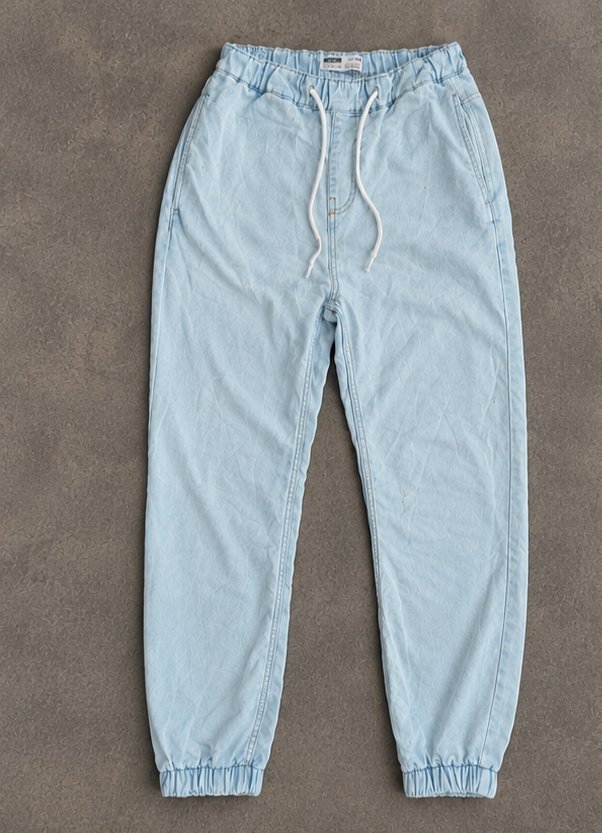 Jean jogger Bershka bleu clair 👖 Coupe décontractée, taille et chevilles élastiquées, cordon à la taille et poches pratiques. Modèle streetwear facile à porter au quotidien.