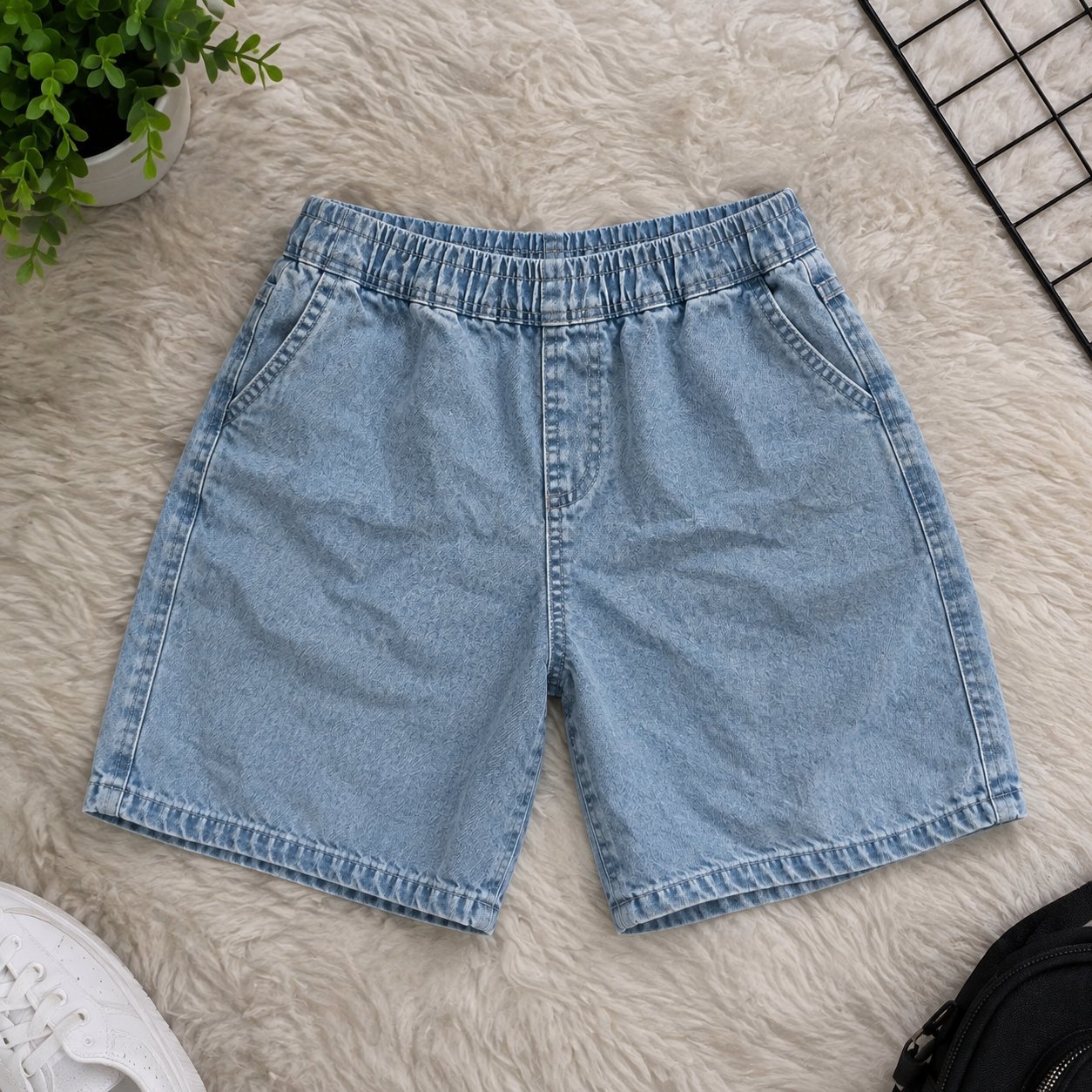 Short en jean bleu clair, taille élastique, coupe décontractée et confortable.